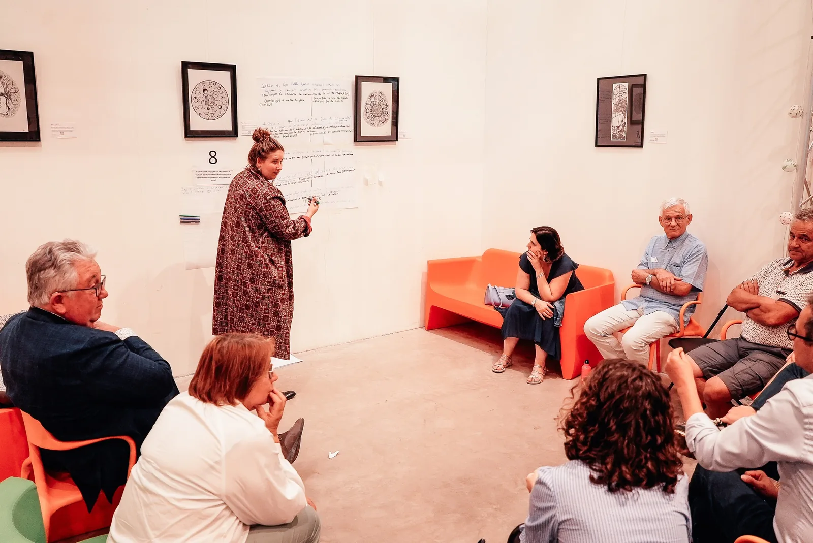 Des participants échangent autour d’un tableau de travail lors d’un atelier des Mécanos à Épinal